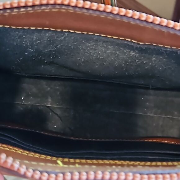 Vintage Dooney Bourke crossbody or shoulder leather bag w/ suede interior - Picture 9 of 14